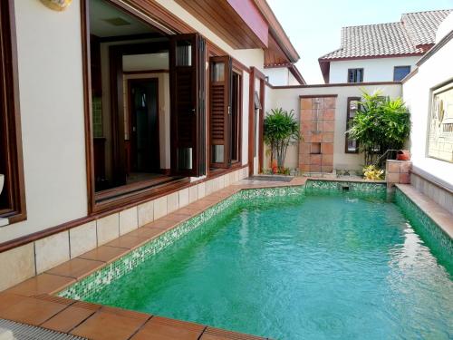 波德申Wonderland Private Pool Villas at Port Dickson的一座房子后院的游泳池