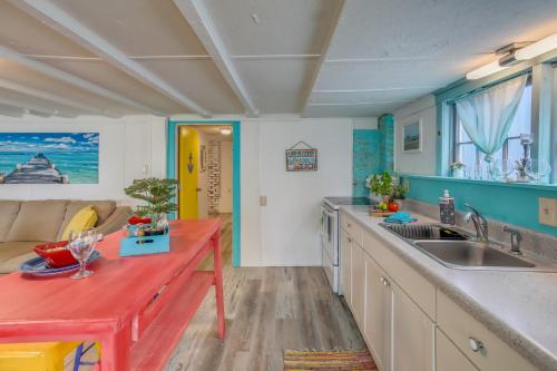 默特尔比奇Colorful Murrells Inlet Gem with Outdoor Space!的厨房配有水槽和红色台面