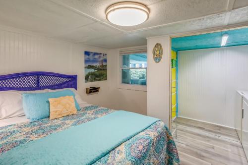 默特尔比奇Colorful Murrells Inlet Gem with Outdoor Space!的一间卧室设有蓝色的床和窗户。