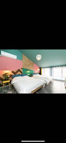 上海上海80逅创意民宿的一间卧室设有两张床和彩色的墙壁