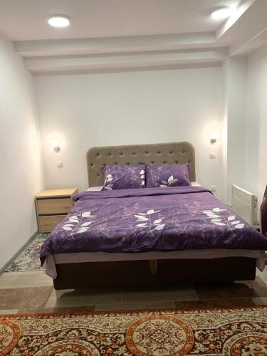 维索科Exclusive apartments Visoko 2022的一间卧室配有紫色床和紫色棉被