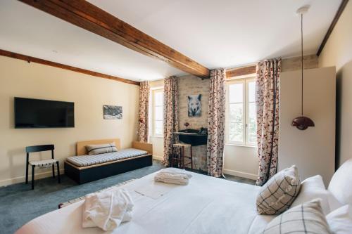 莫雷-圣但尼Castel de Très Girard - Teritoria的卧室配有一张白色的大床和一张沙发。