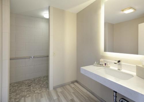 皮斯莫比奇斯百戈拉斯旅馆的一间带水槽和镜子的浴室
