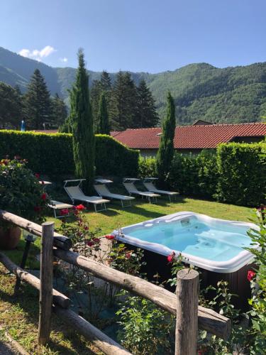 Comano阿尔伯戈米拉蒙蒂酒店的一个带围栏的院子内的游泳池