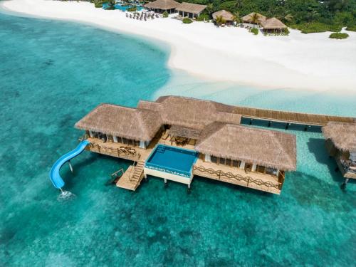 鲁阿环礁You & Me Maldives的海滩上的度假村的空中景观