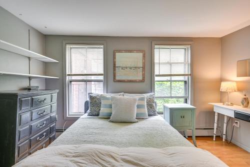 波士顿Cozy Boston Vacation Rental with Rooftop Deck!的一间卧室设有一张大床和两个窗户