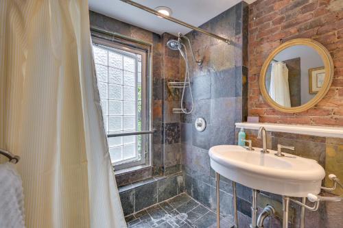 波士顿Cozy Boston Vacation Rental with Rooftop Deck!的一间带水槽和镜子的浴室