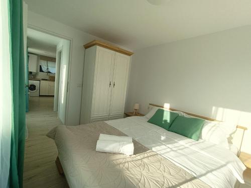 北马马亚-讷沃达里Tiny Village Mamaia Nord - House 4的一间卧室配有一张带绿色和白色床单的大床