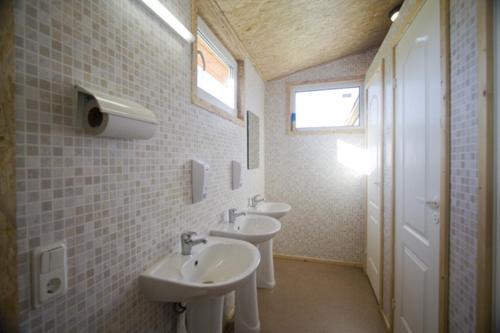 Upesgrīva斯缇尔斯玛哈斯维尔图露营地的浴室设有2个水槽和2个卫生间