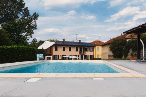 阿斯蒂Lanterna delle Fate House and swimming pool for exclusive use的房屋前的大型游泳池