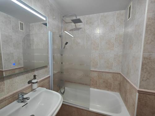 滨海罗克塔斯Villa Sara Holidays的一间带水槽和淋浴的浴室