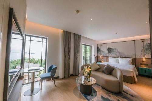 吉婆岛吉婆岛Spa度假酒店的酒店客房配有床、沙发和桌子。