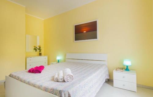 奥特朗托Residence gli olmi otranto的一间卧室配有带粉红色毛巾的床