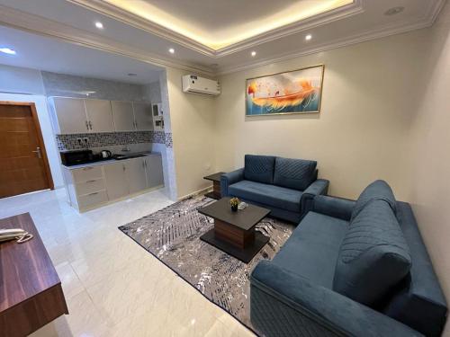 艾卜哈مساكن الراحة的客厅配有蓝色的沙发和桌子