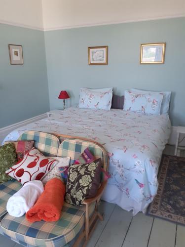 赖德Grantham House的一间卧室配有一张床和一张带枕头的沙发。