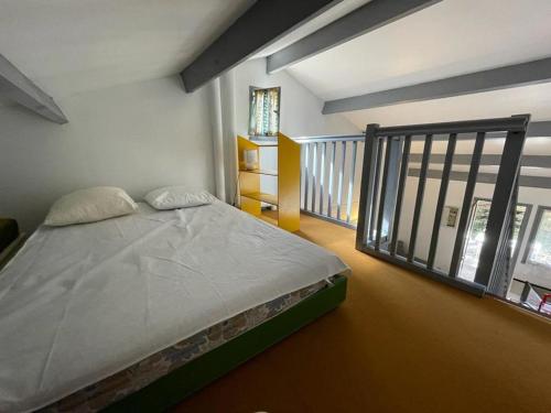 卡布勒通Maison Capbreton, 2 pièces, 4 personnes - FR-1-413-100的一间卧室设有一张床和一个阳台