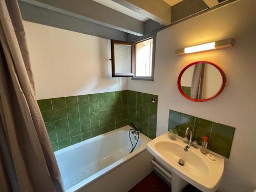 卡布勒通Maison Capbreton, 2 pièces, 4 personnes - FR-1-413-100的带浴缸、水槽和镜子的浴室