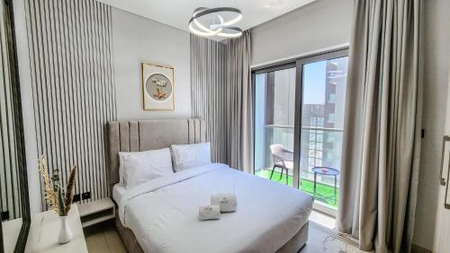 迪拜STAY BY LATINEM Luxury 1BR Holiday Home CVR A2803 near Burj Khalifa的一间卧室设有一张床和一个大窗户