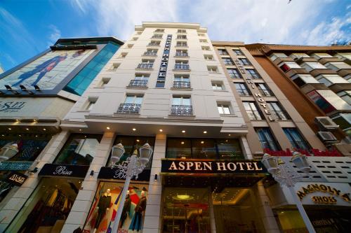 伊斯坦布尔Aspen Hotel & SPA Istanbul Old City的前面有标志的高大的白色建筑