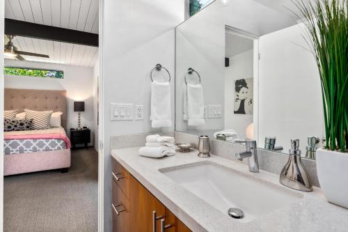 棕榈泉Aqua House的一间带水槽和床的浴室