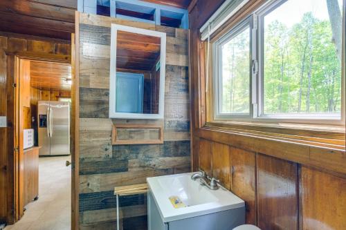 Hubbard LakeCharming Michigan Cottage with Sunroom and Lake Access的一间带水槽和窗户的浴室