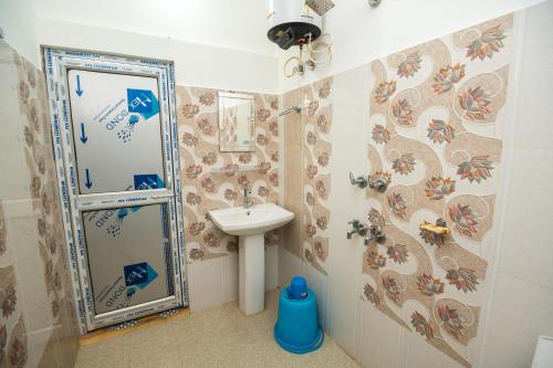 卡齐兰加JUNGLE STAR MANSION的一间带水槽和淋浴的浴室