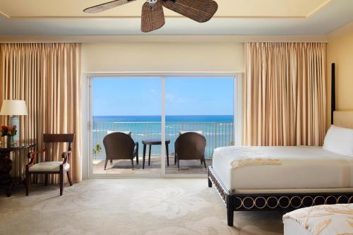 檀香山The Kahala Hotel and Resort的一间卧室配有一张床,享有海景