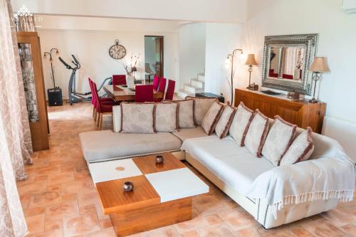 罗达Luxury Villa Hera - Beachfront的客厅配有沙发和桌子