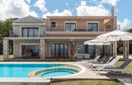 罗达Luxury Villa Hera - Beachfront的一座带游泳池和房子的别墅