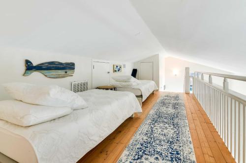 加尔维斯敦Jamaica Beach Home with Surrounding Water Views!的一间带两张床的卧室和楼梯
