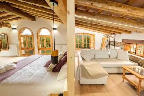 SerinyàMas Cufí的客厅配有大床和沙发