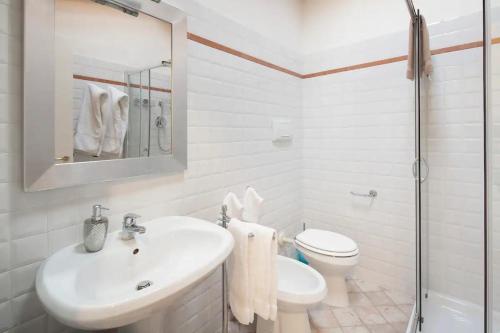 费拉拉La Casina apartament的白色的浴室设有水槽和卫生间。