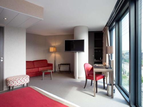 克莱蒙费朗克莱蒙费朗美居中心焦德广场酒店的客厅配有红色沙发和红色椅子