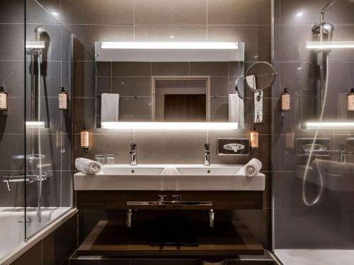 克莱蒙费朗克莱蒙费朗美居中心焦德广场酒店的一间带水槽和镜子的浴室