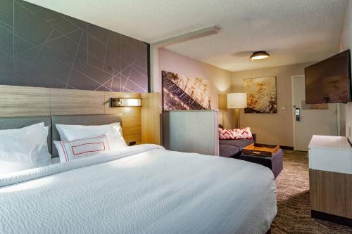 安克雷奇安克雷奇市中心区春季山丘套房酒店的酒店客房设有一张大床和一张沙发。