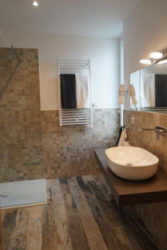 帕莱斯特里纳d'AntoMa - Guest House的一间带水槽和镜子的浴室