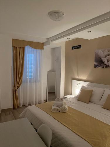 GasponiCasa Vacanze Arcobaleno的一间卧室配有一张大床和毛巾