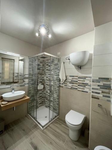 GasponiCasa Vacanze Arcobaleno的带淋浴、卫生间和盥洗盆的浴室
