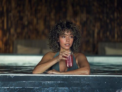 南泰利耶Ad Astra by Elite - Hotel, Spa & Resort的游泳池里的女人喝一杯