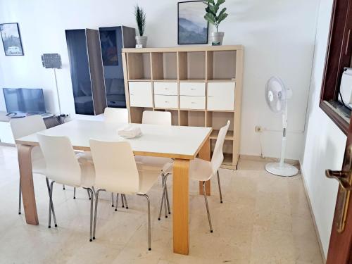 休达Beatiful and full-equipped flat in the city center的一间设有白色桌子和白色椅子的用餐室