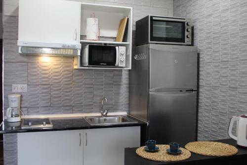 多列毛利诺斯Julia's House的厨房配有不锈钢冰箱和微波炉。