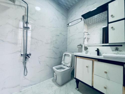 库塔伊西HOTEL AiSi აისი的浴室配有卫生间、盥洗盆和淋浴。