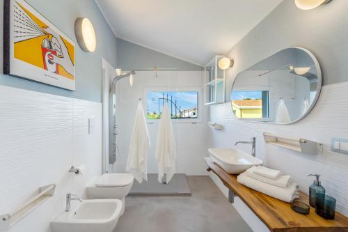 苏富提La Pimpinella的白色的浴室设有两个盥洗盆和镜子