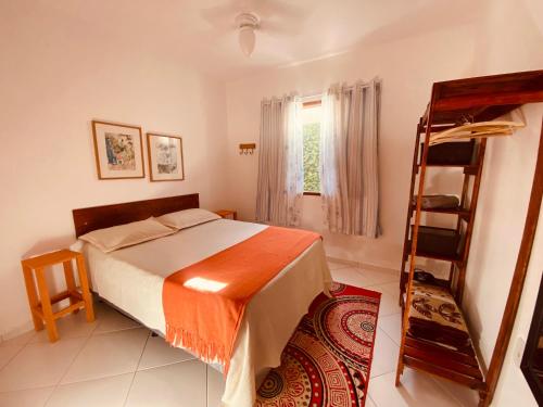 卡波布里奥Casas Aconchegantes Temporada的一间卧室设有一张床和梯子