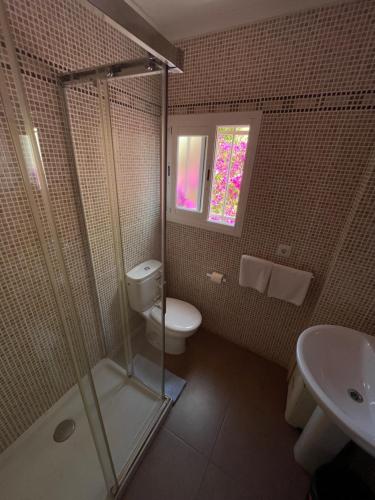 帕尔马诺瓦罗伯托旅馆的带淋浴、卫生间和盥洗盆的浴室