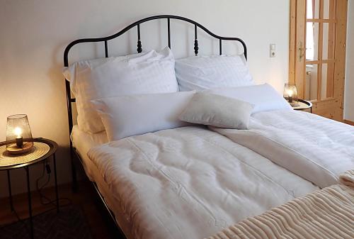 BirkfeldFerienwohnungen Raczkowski的白色的床、白色床单和枕头