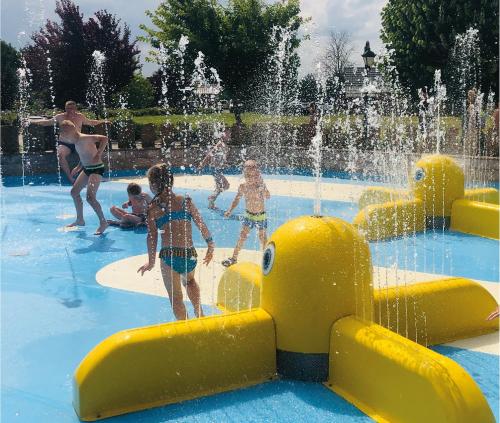 GrodziecBajka Hotel & Resort的一群儿童在水上公园玩耍