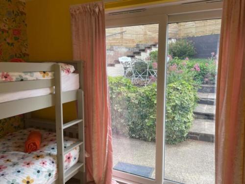 康威Bryn Castell, Conwy的一间卧室设有滑动玻璃门,可通往花园