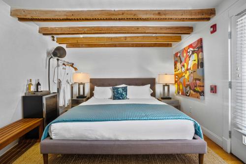 格林波特ZEY HOTEL的一间卧室配有一张带蓝色毯子的大床