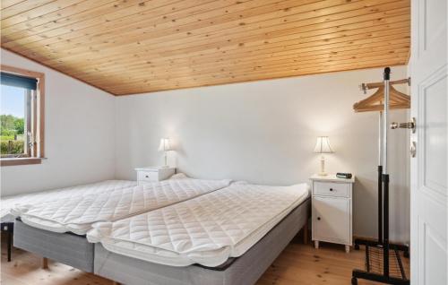 JægersprisStunning Home In Jgerspris With Kitchen的一间卧室设有一张床和木制天花板